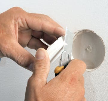 Fjern ujevne kanter på den nye proppen Fjern ujevne kanter på den nye proppen